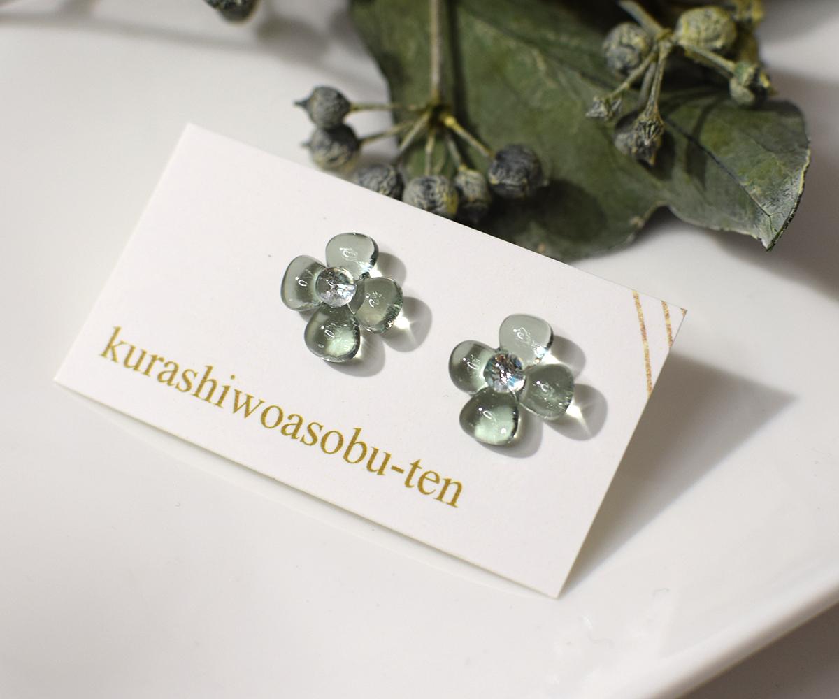 ぷっくり小花ガラスのピアス(ペールグリーン) | 4枚目